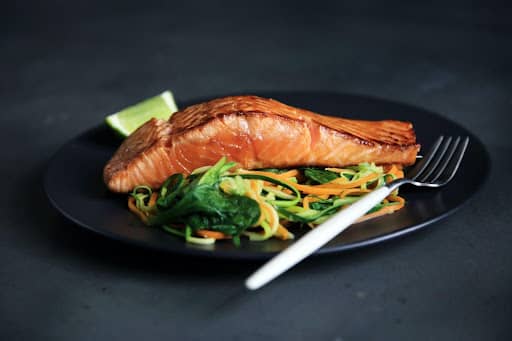 cooked salmon on vegetables (1) cooked salmon on vegetables