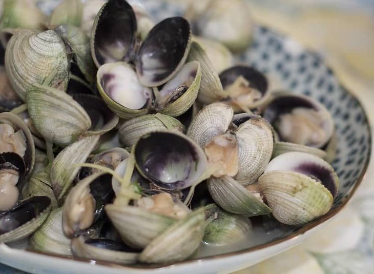 cockles in white wine