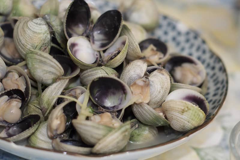 cockles in white wine